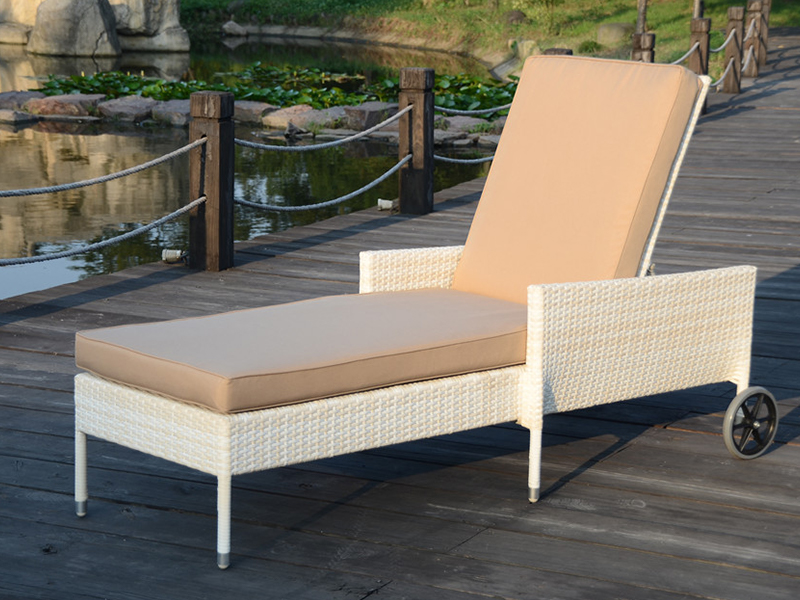 Udendørs rotting lounge med to hjul, håndvævet rotting daybed, poolside rotting stol YQ-RB-426
